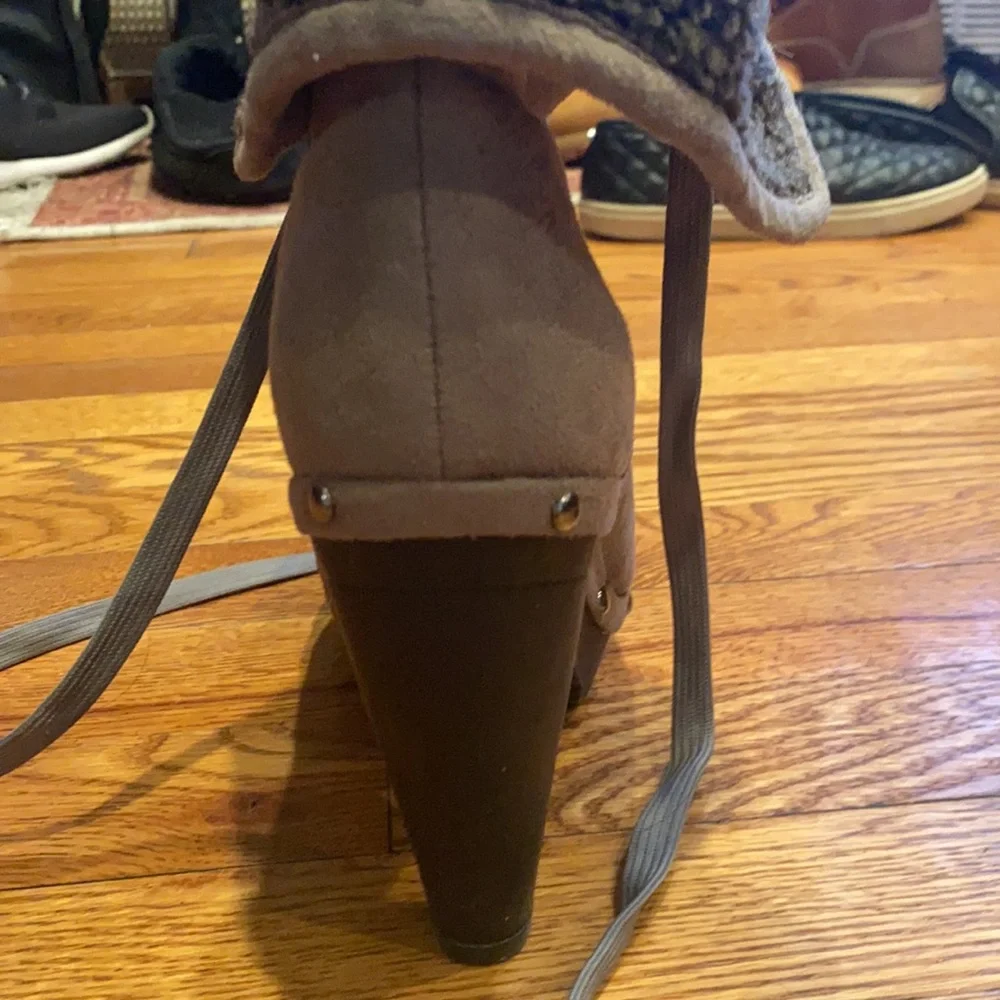 Women grey suede ankle boots with shearling lining. - Picture 2 of 9